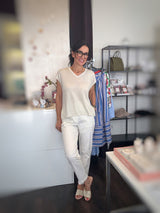 Offwhite Hose kombiniert mit Lurex Shirt von Absolut Cashmere -auch in Offwhite und beigefarbene Pantoletten.