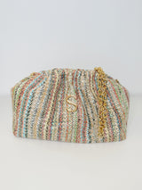 Bucket Bag mit abnehmbarer goldenen Schulterkette. Die Tasche ist in einem vertikalen Strickmuster in zarten Farbtönen Gelb, Hellblau, Rostrot, Grün, Schwarz, Beige. Die Tasche ist zum aufklappen und kann auch als Kulturbeutel genutzt werden.