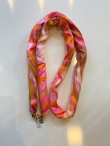 Handykette auf neutralem Hintergrund