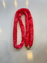 Handykette auf neutralem Hintergrund