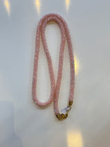 Handykette auf neutralem Hintergrund