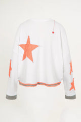 Oversized weißes Sweatshirt aus Bio-Baumwolle mit Rundhals-Ausschnitt, Stern‑Patches, extra langen Ärmeln und kontrastfarbenen offenen Nähten am Saum, am Rücken kleine Elefant-Stickerei