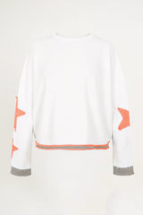 Oversized weißes Sweatshirt aus Bio-Baumwolle mit Rundhals-Ausschnitt, Stern‑Patches, extra langen Ärmeln und kontrastfarbenen offenen Nähten am Saum, am Rücken kleine Elefant-Stickerei