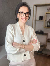 Etwas kürzer geschnittener Kaschmir Pullover in off white von Lu Ren mit edlen dunkelbraun en Knöpfen.